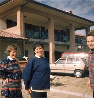 Novella Scardovi (midden) met Adele Tellarini (links). Deze foto is genomen in 1996, enkele dagen na de opening van Casa Novella (© Educare Insieme Onlus)