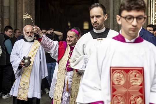 Mgr. Mario Delpini in de Sant’Ambrogio-kerk in Milaan ter afsluiting van de diocesane fase van de zaligverklaringprocedure van don Giussani (© Giovanni Dinatolo/Fraternità CL)