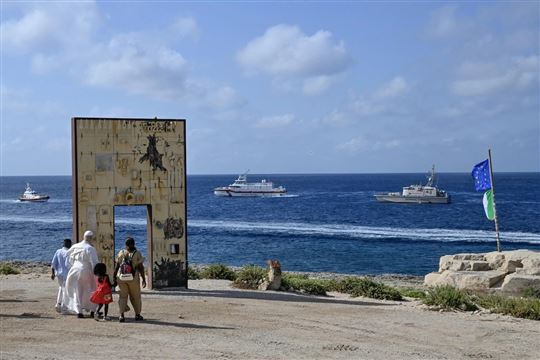 Op Lampedusa bidt paus Leo XIV voor de „Poort naar Europa“ (©Ansa/Ciro Fusco)