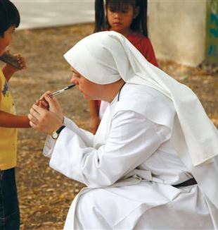 Zuster Clare op haar missie in Ecuador.