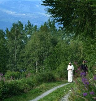 Benedictus XVI tijdens een vakantie in de Alpen (©Eric Vandeville/akg-images/Mondadori Portfolio)