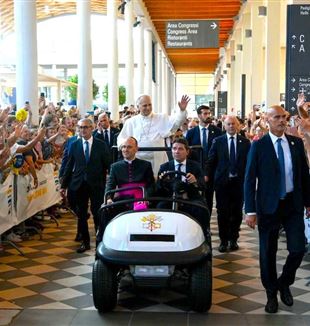De paus in de tentoonstellingshallen van de Rimini Meeting (© Vatican Media)