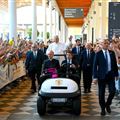 De paus in de tentoonstellingshallen van de Rimini Meeting (© Vatican Media)