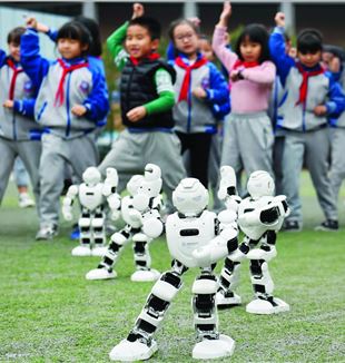 Chengdu (China): Minirobots geven een tai chi-les op een beurs voor onderwijstechnologie.