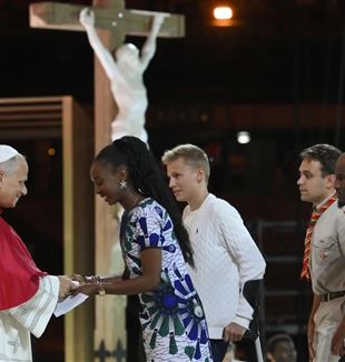 Paus Leo XIV in het Stade de France met enkele jongeren (©Ansa/Vatican Media)
