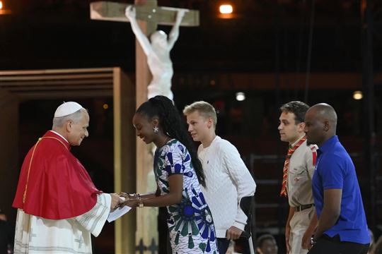 Paus Leo XIV in het Stade de France met enkele jongeren (©Ansa/Vatican Media)