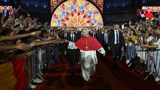 Paus Leo XIV in het Stade de France, waar hij 80.000 jongeren ontmoette (©Ansa/Vatican Media)