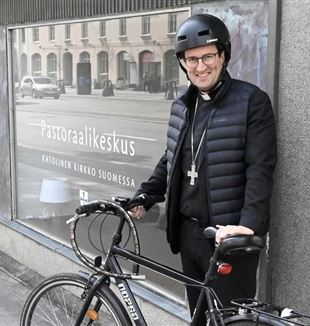 Raimo Goyarrola, bisschop van Helsinki, op de fiets door de stad
