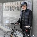Raimo Goyarrola, bisschop van Helsinki, op de fiets door de stad
