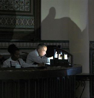 Havana, Cuba. In een restaurant gebruiken mensen de zaklampfunctie van hun mobiele telefoon om zich tijdens stroomuitval te redden (© Ansa/Li Muzi/Xinhua via ZUMA Press)