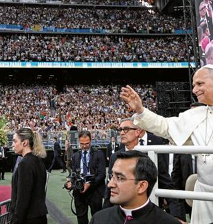 Onverwacht. De enorme menigte die de paus op 8 juni verwelkomde in het Santiago Bernabéu-stadion in Madrid. © Alessia Giuliani/Catholic Press Photo