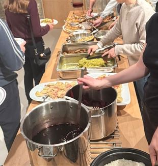 Jongeren serveren zichzelf het avondeten