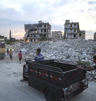 In Aleppo gaat het leven door te midden van het puin na jaren van conflict (© Ansa/Foto door Omar Albaw/Middle East Images/ABACAPRESS.COM)
