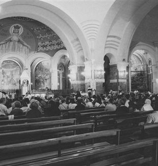 Lourdes: Gelovigen onder het mozaïek van Maria. (© Yohann Libot / UnsplashRosary Basilica)